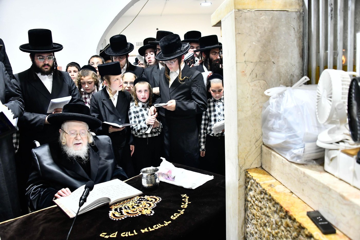 האדמו"ר מקרעטשניף בעליה לציון אביו האדמו"ר זצ"ל
