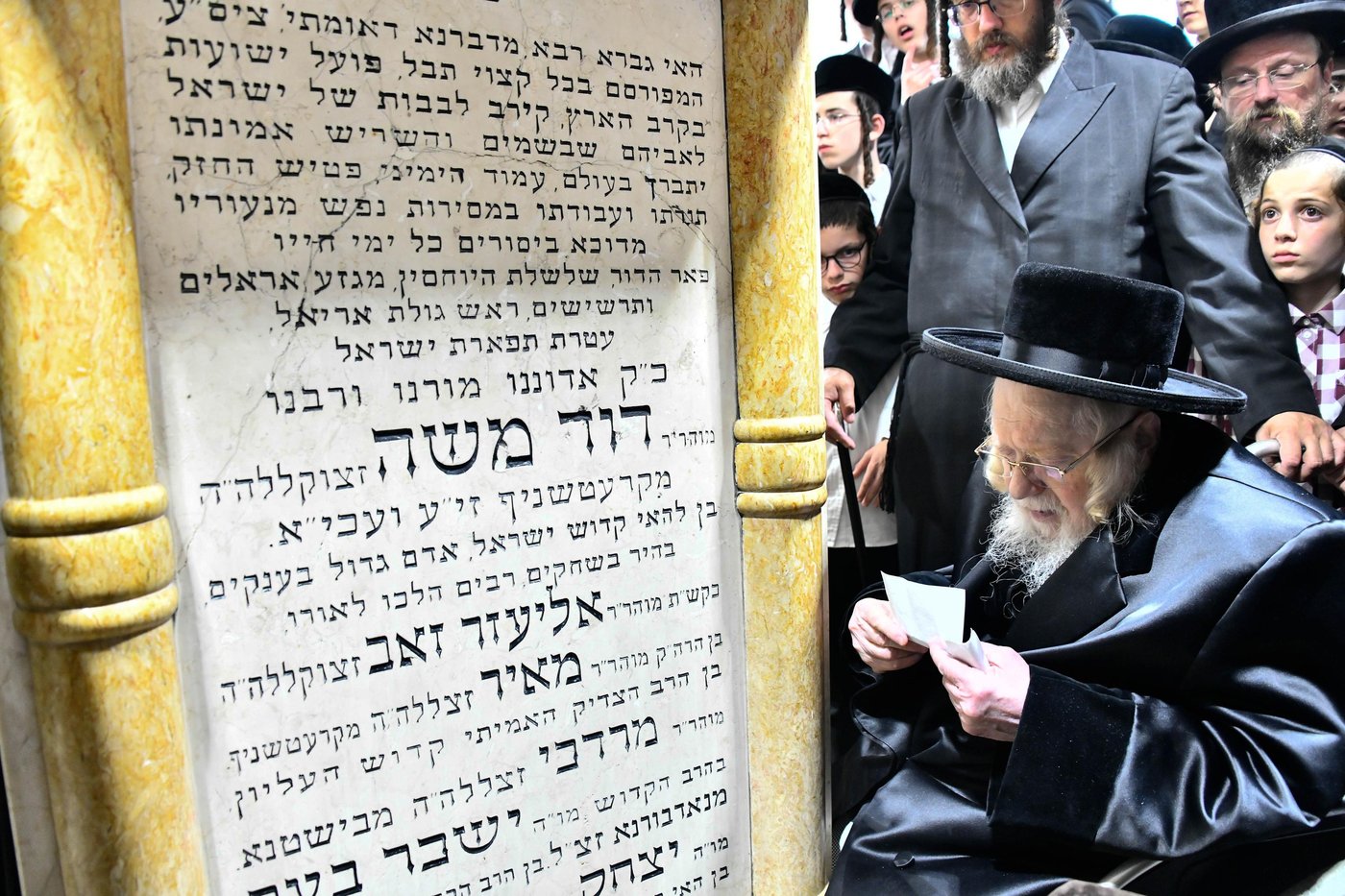 האדמו"ר מקרעטשניף בעליה לציון אביו האדמו"ר זצ"ל