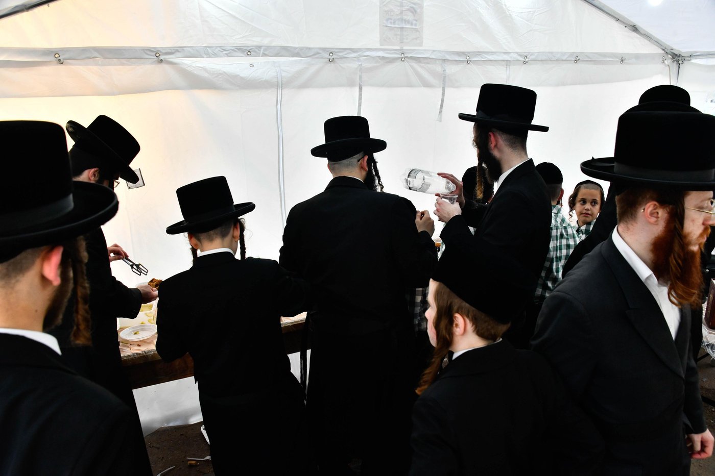 האדמו"ר מקרעטשניף בעליה לציון אביו האדמו"ר זצ"ל