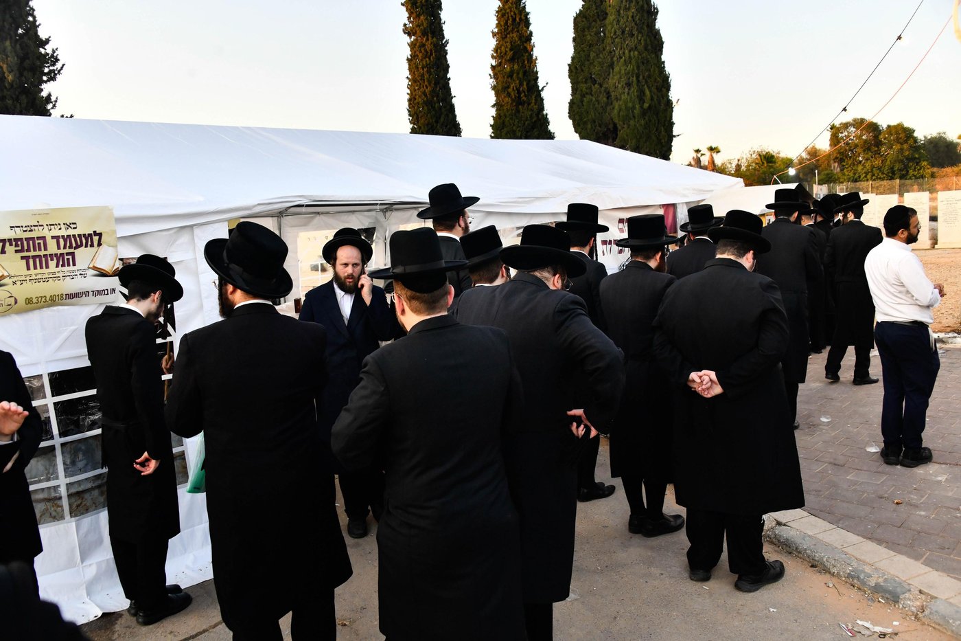 האדמו"ר מקרעטשניף בעליה לציון אביו האדמו"ר זצ"ל