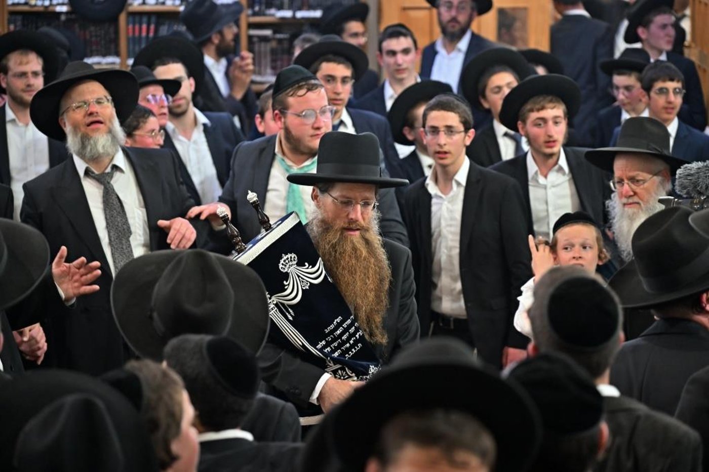 מעמד הכסת ספר תורה להיכל ישיבת הגרי"ש לצעירים