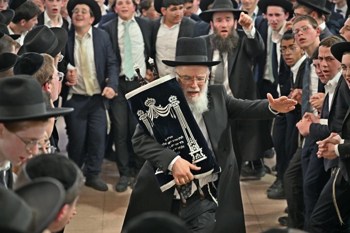 מעמד הכסת ספר תורה להיכל ישיבת הגרי"ש לצעירים