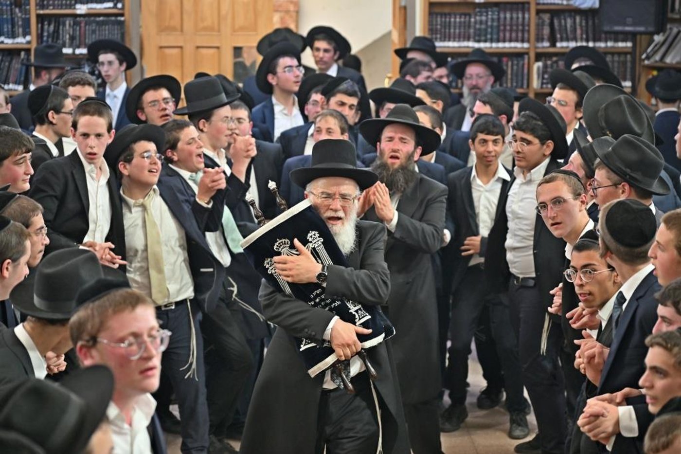 מעמד הכסת ספר תורה להיכל ישיבת הגרי"ש לצעירים