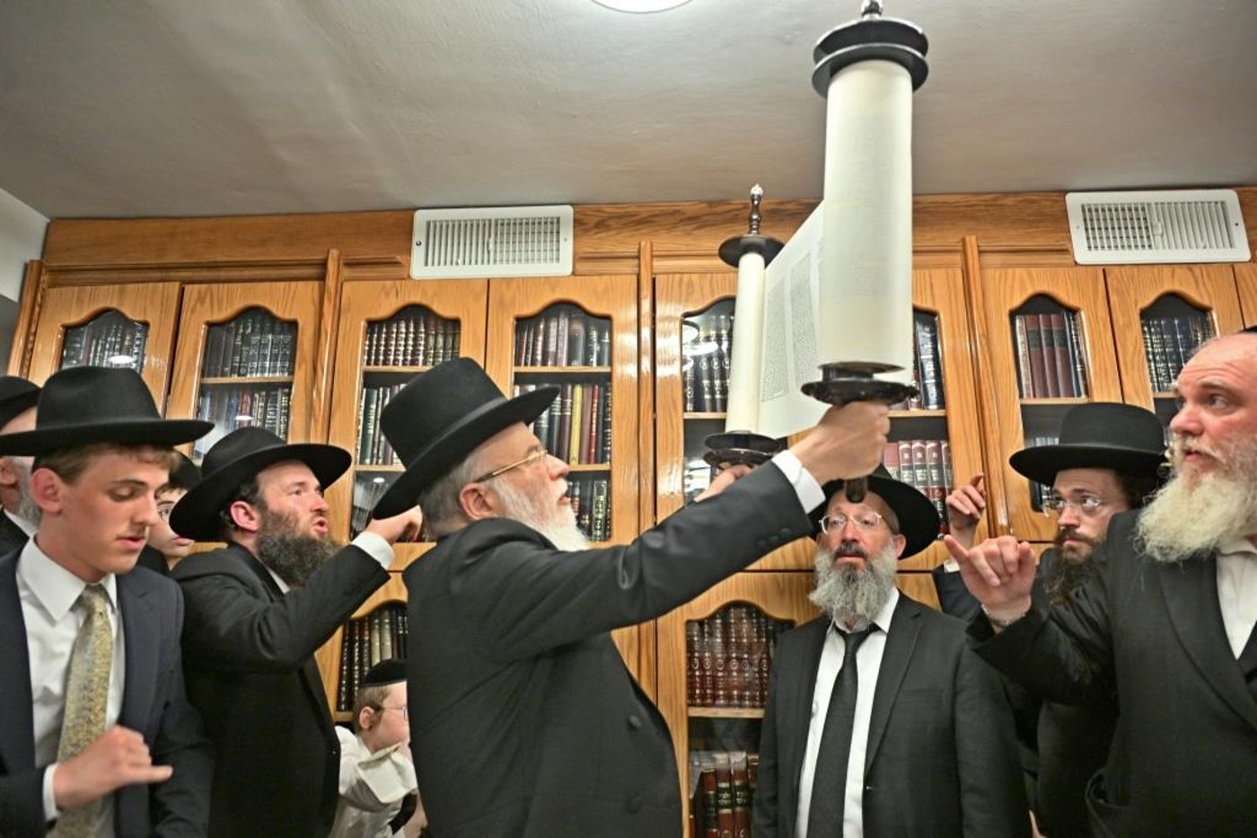 מעמד הכסת ספר תורה להיכל ישיבת הגרי"ש לצעירים