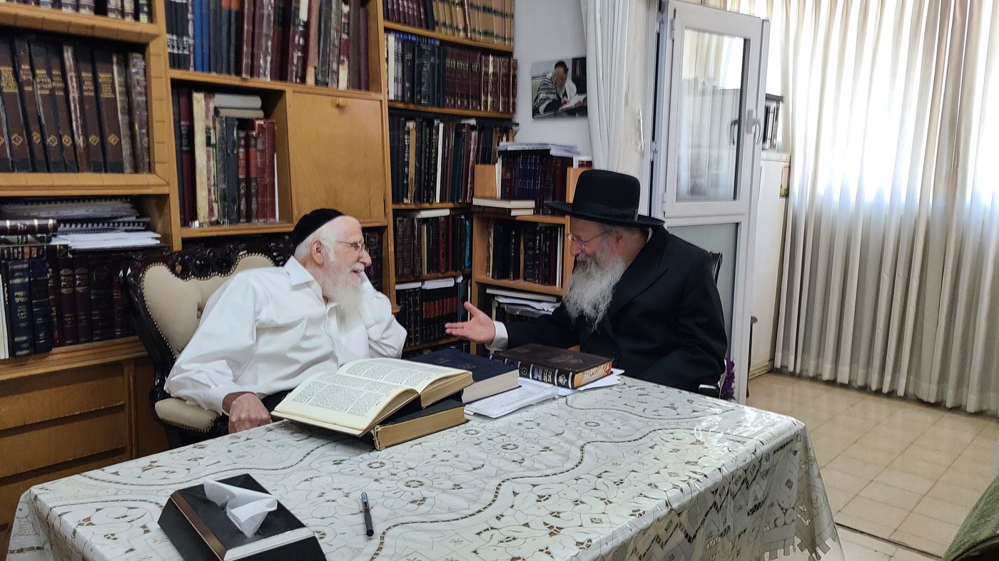 הגר"מ קוטלר בביקור במעונו של הגר"ע אויערבאך 