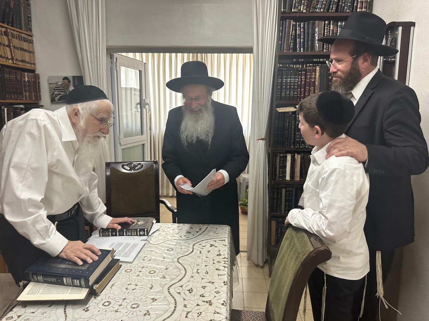 הגר"מ קוטלר בביקור במעונו של הגר"ע אויערבאך 
