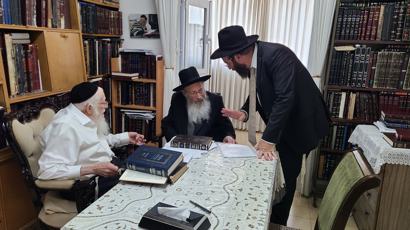 הגר"מ קוטלר בביקור במעונו של הגר"ע אויערבאך 