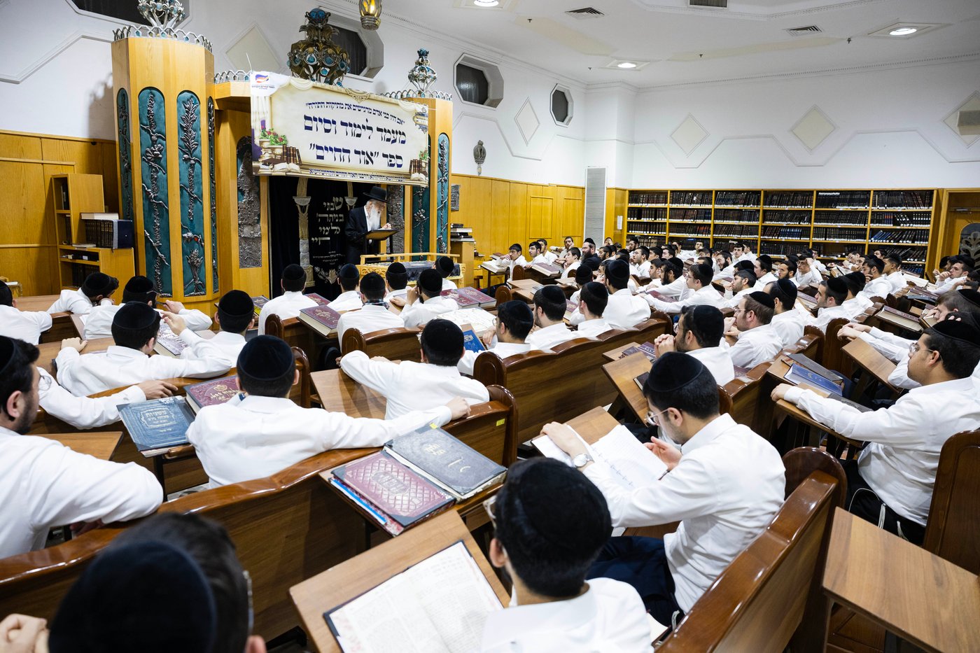 הגאון הרב יהודה כהן נושא דברים לפני תלמידי הישיבה