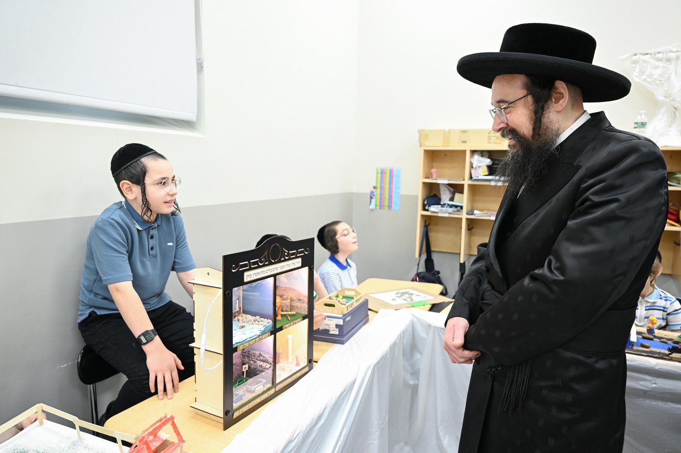 הגה"צ אב"ד צאנז ארה"ב בביקור בת"ת צאנז בבורו פארק