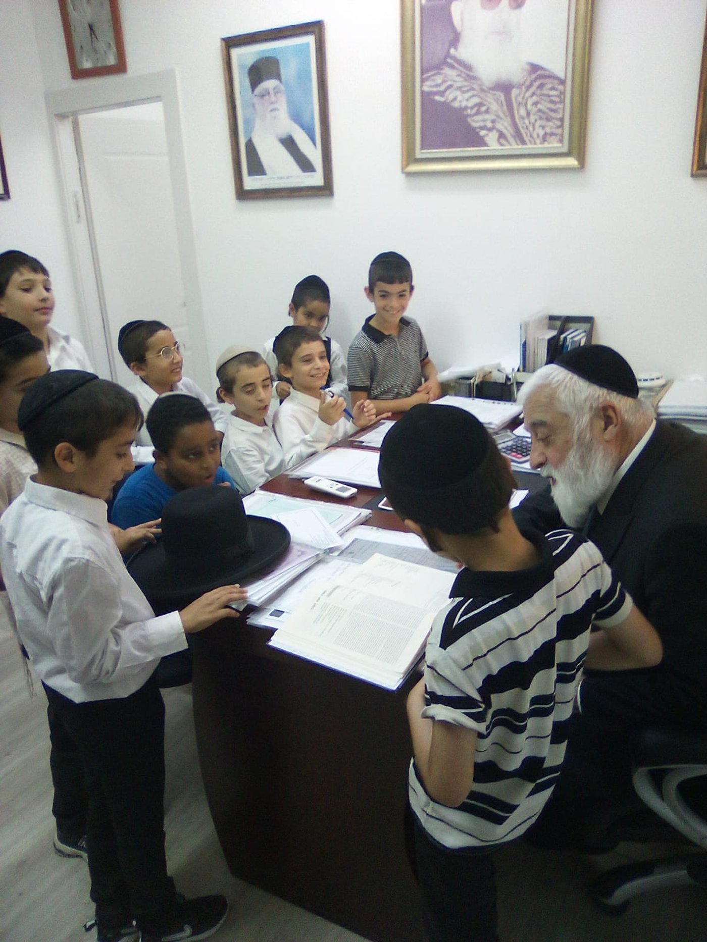 תלמידי 'חניכי התורה - תורת יהושע' אצל הגרא"מ מאמאן