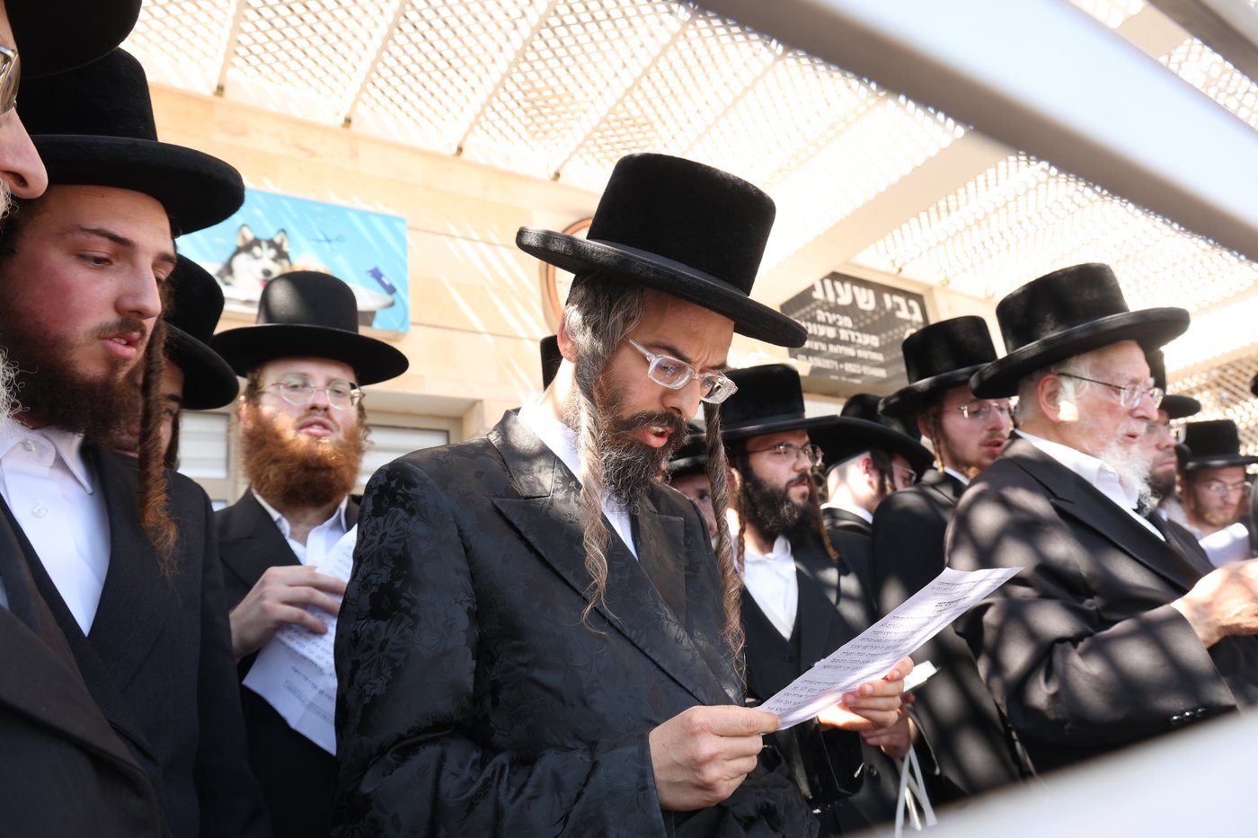 האדמו"ר מזוועהיל בתפילה ביהוד