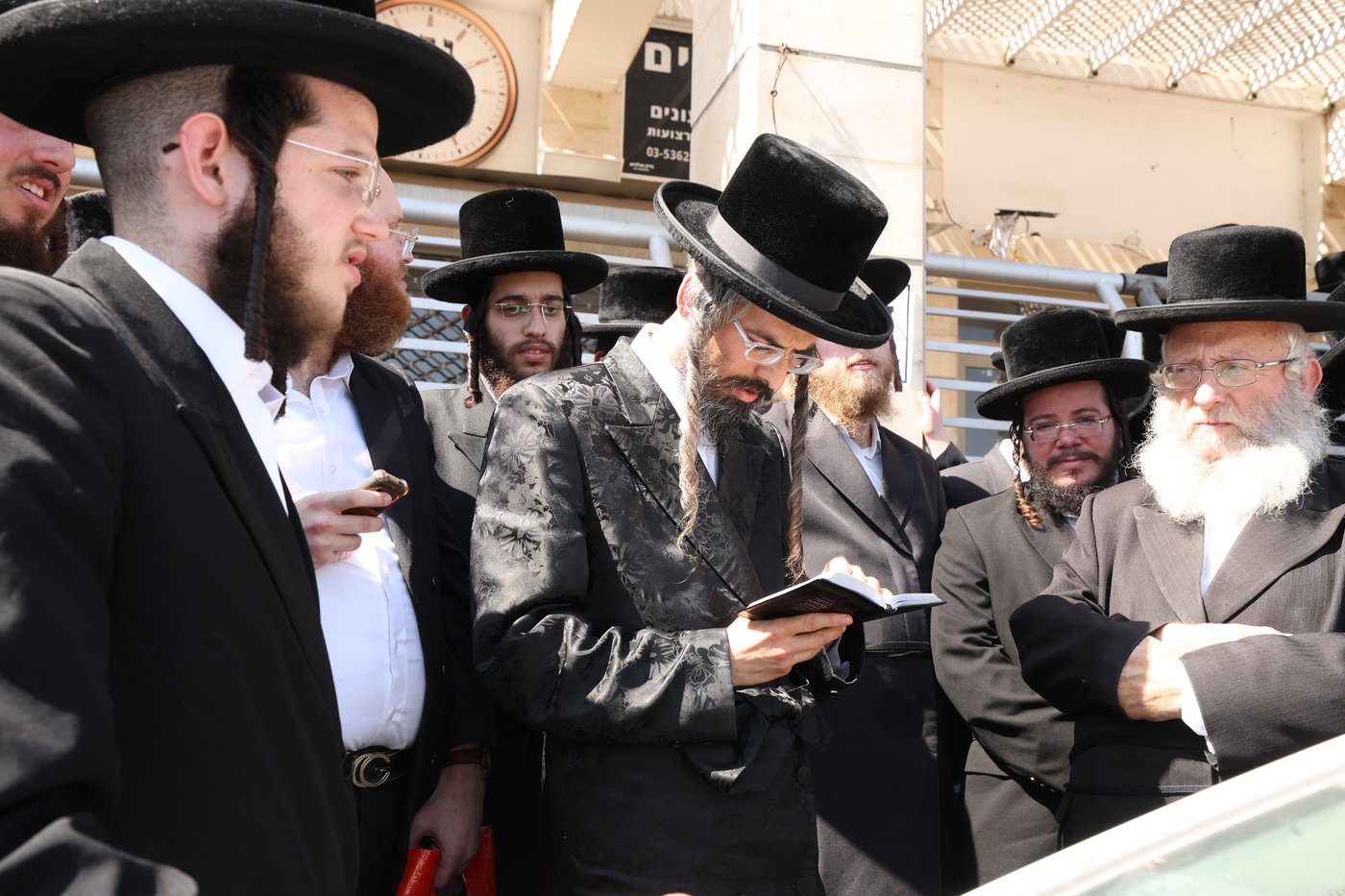 האדמו"ר מזוועהיל בתפילה ביהוד
