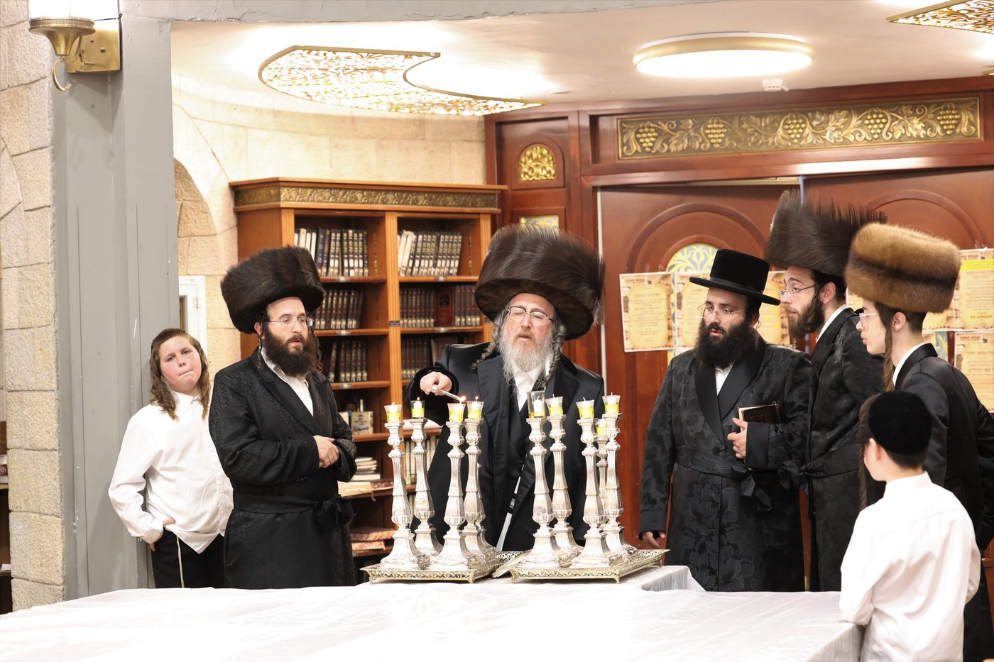 האדמו"ר מביאלה ב"ב בהדלקת נרות ערב שבת