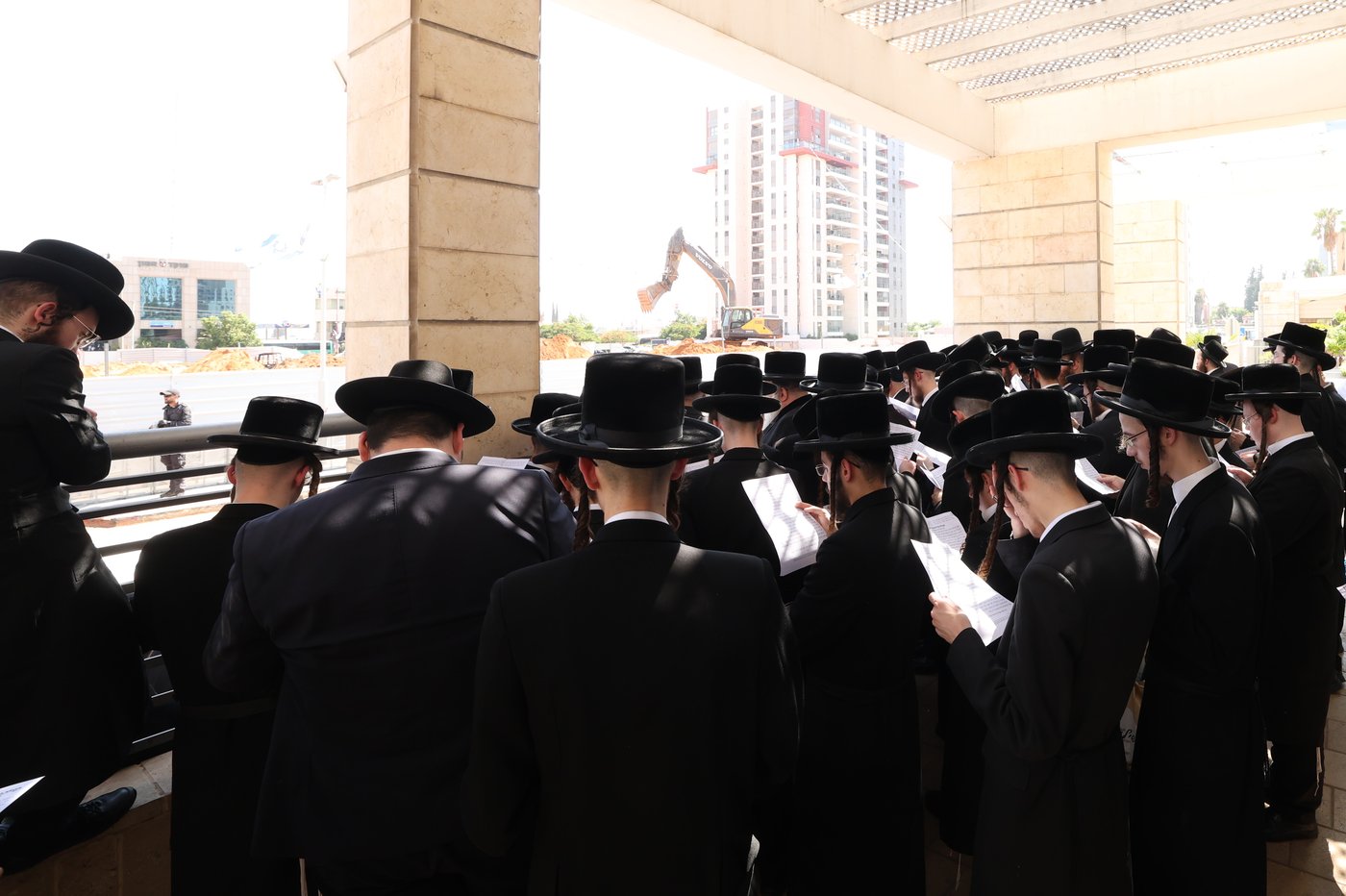 האדמו"ר מנדבורנה בתפילה ביהוד