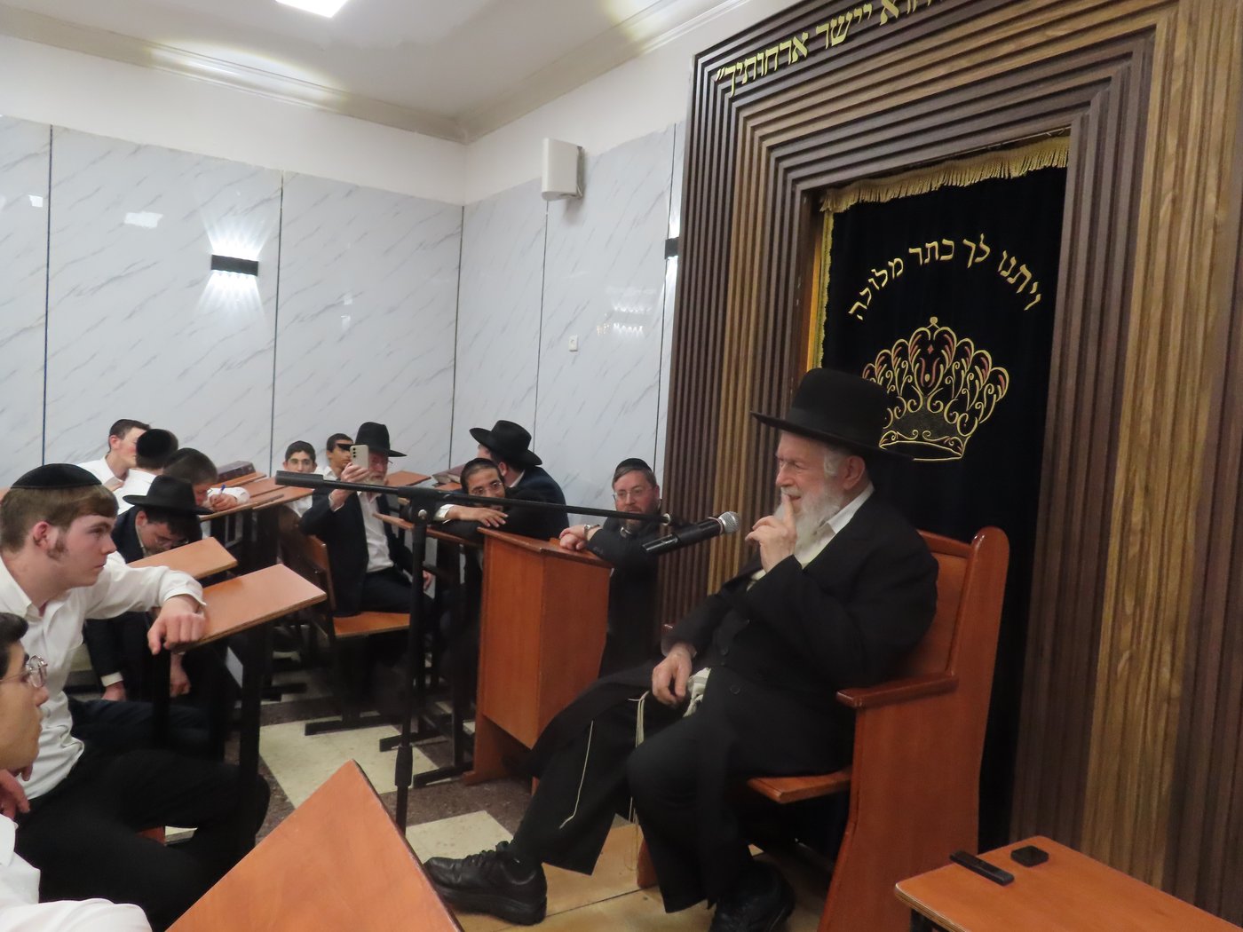 הילולת הגרי"ש אלישיב זצוק"ל אצל חתנו הגר"י זילברשטיין 