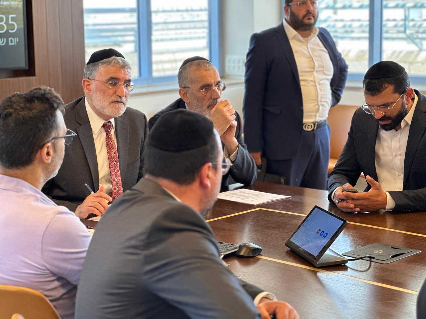 ישיבת ועדת ההקצאות בעיריית ירושלים