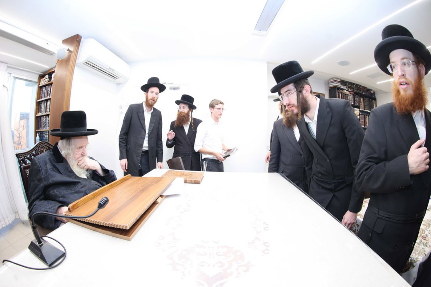 המעמד במעונו של הגאון רבי משה שטרנבוך