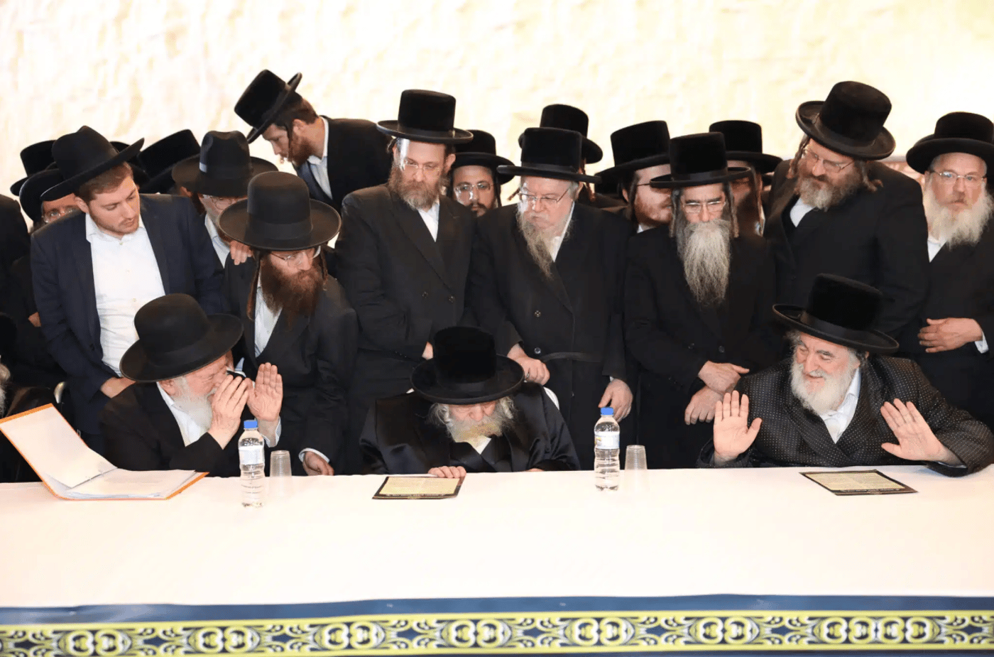 הגר"י זילברשטיין נושא דברים בכינוס החירום