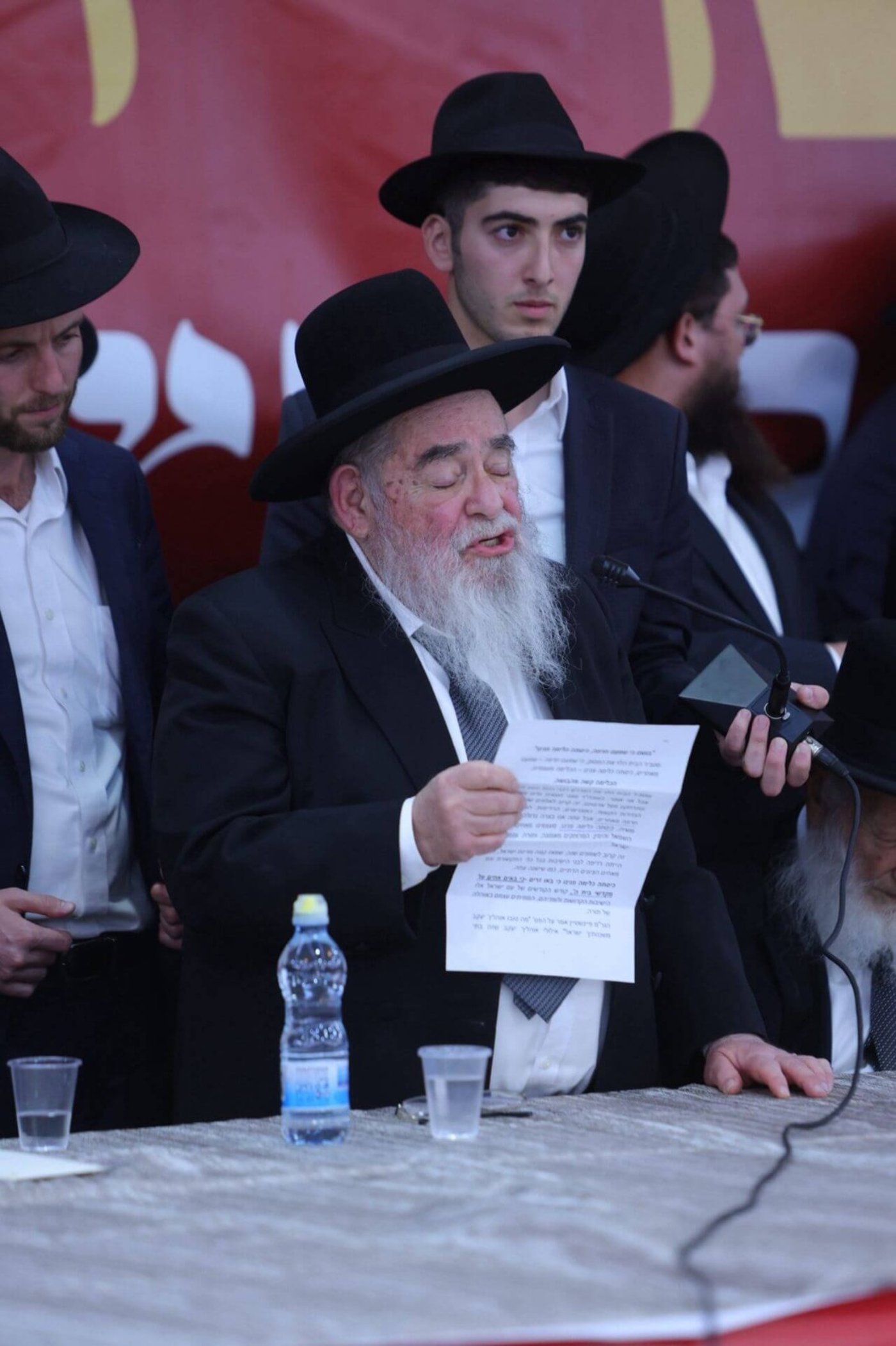 הגאון רבי אברהם סאלים נושא דברים בכינוס הרבנים, אמש