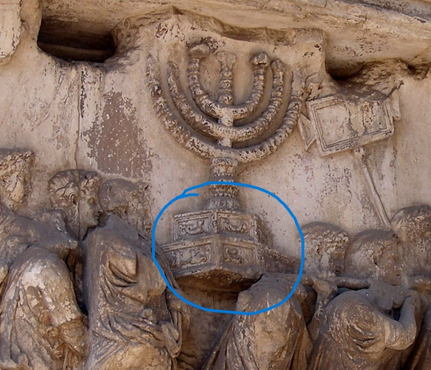 הבסיס המונה עם הצורות הפגאניות בשער טיטוס