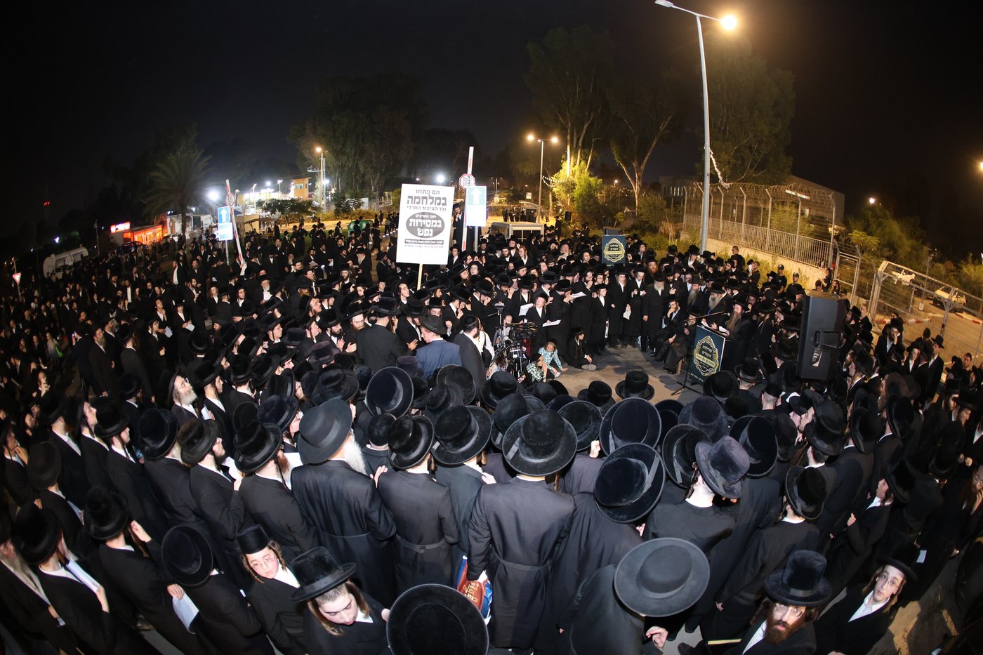 מחאת קהילות החסידים בראשות גדולי האדמו"רים מול כלא 10