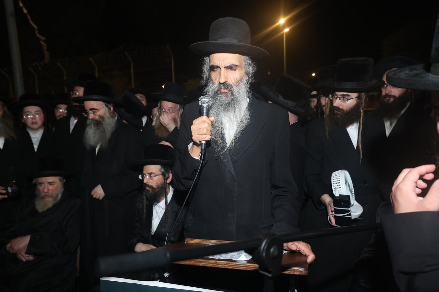 מחאת קהילות החסידים בראשות גדולי האדמו"רים מול כלא 10