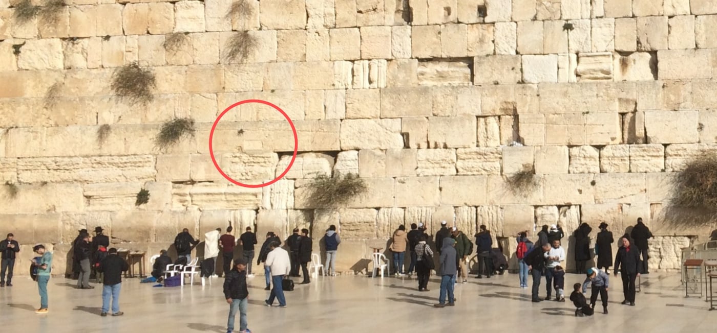 השקע שנותר ממקום בו היה השלט