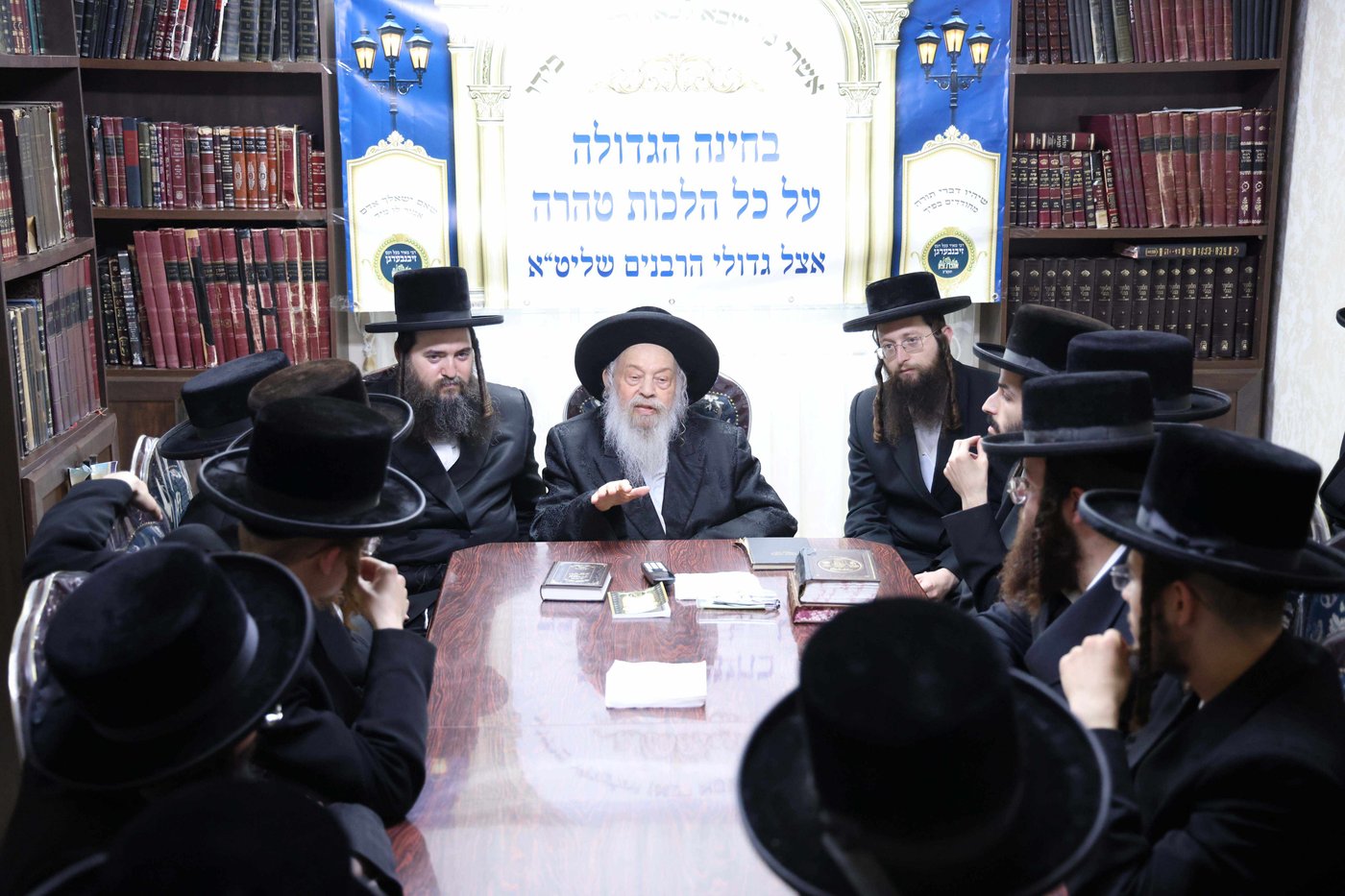 הגאון רבי יהושע רוזנברג בוחן את אברכי 'אהבת ציון - זיבנבערגן'