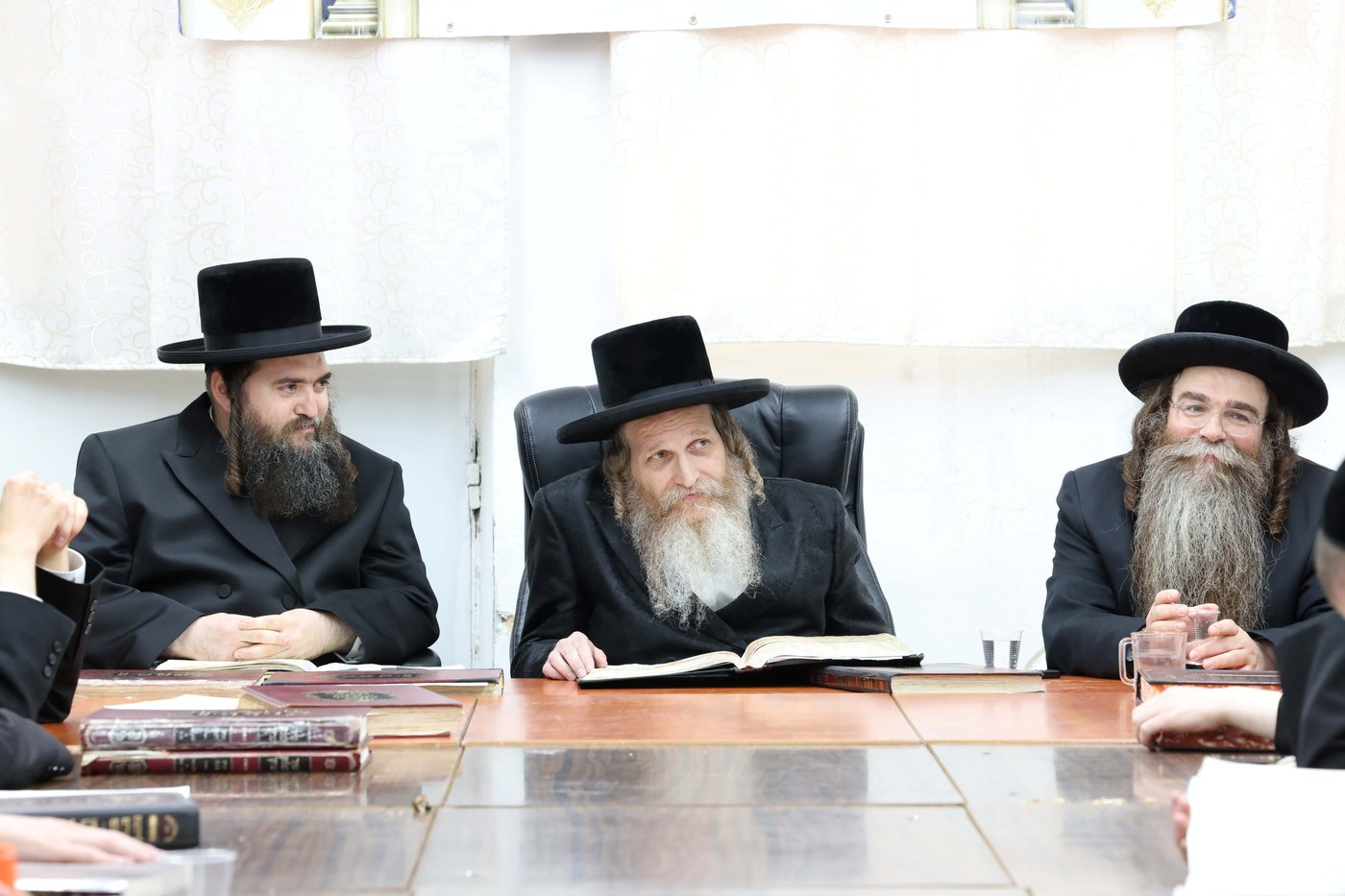 גאב"ד אונגוואר ארה"ב בוחן את אברכי 'אהבת ציון - זיבנבערגן'