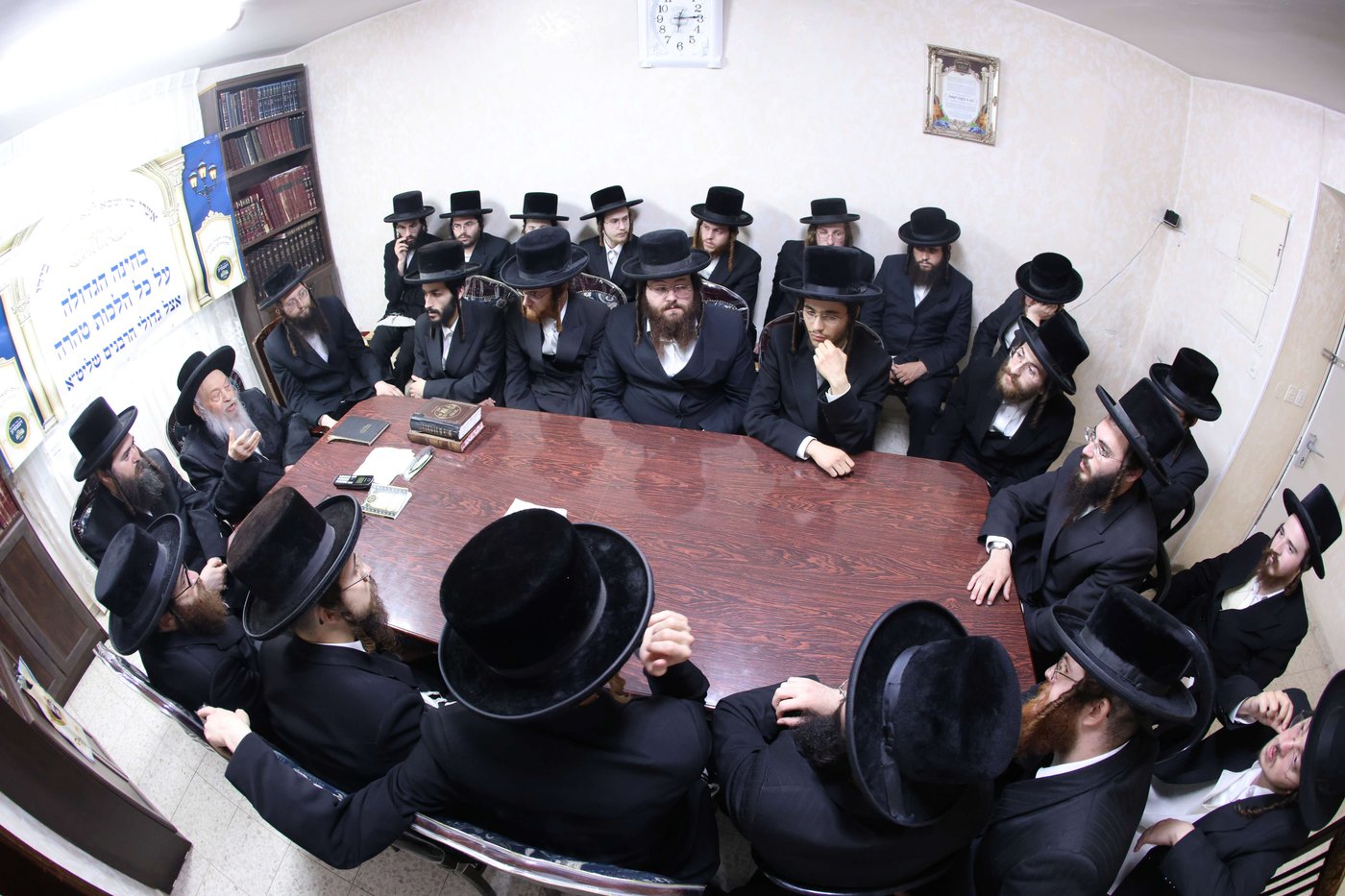 הגאון רבי יהושע רוזנברג בוחן את אברכי 'אהבת ציון - זיבנבערגן'