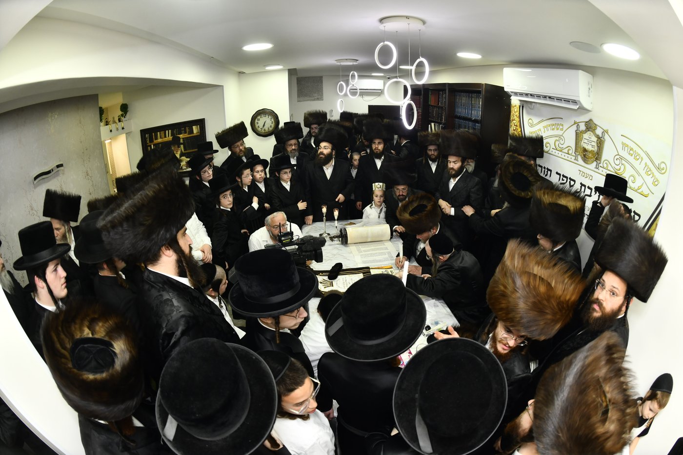 הכנסת ספר תורה לביהמ"ד ערלוי בב"ב