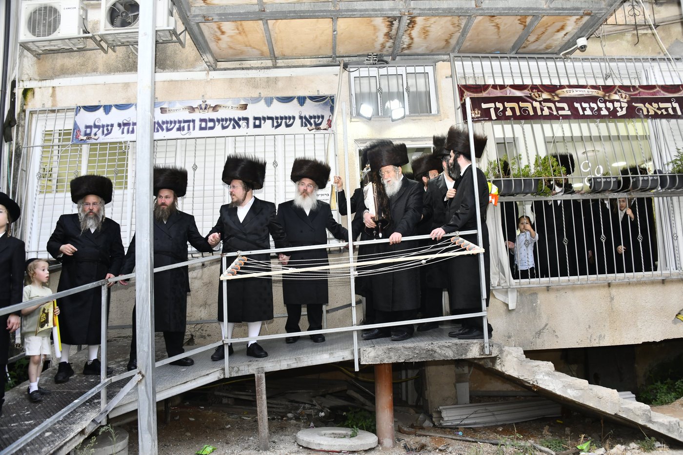 הכנסת ספר תורה לביהמ"ד ערלוי בב"ב