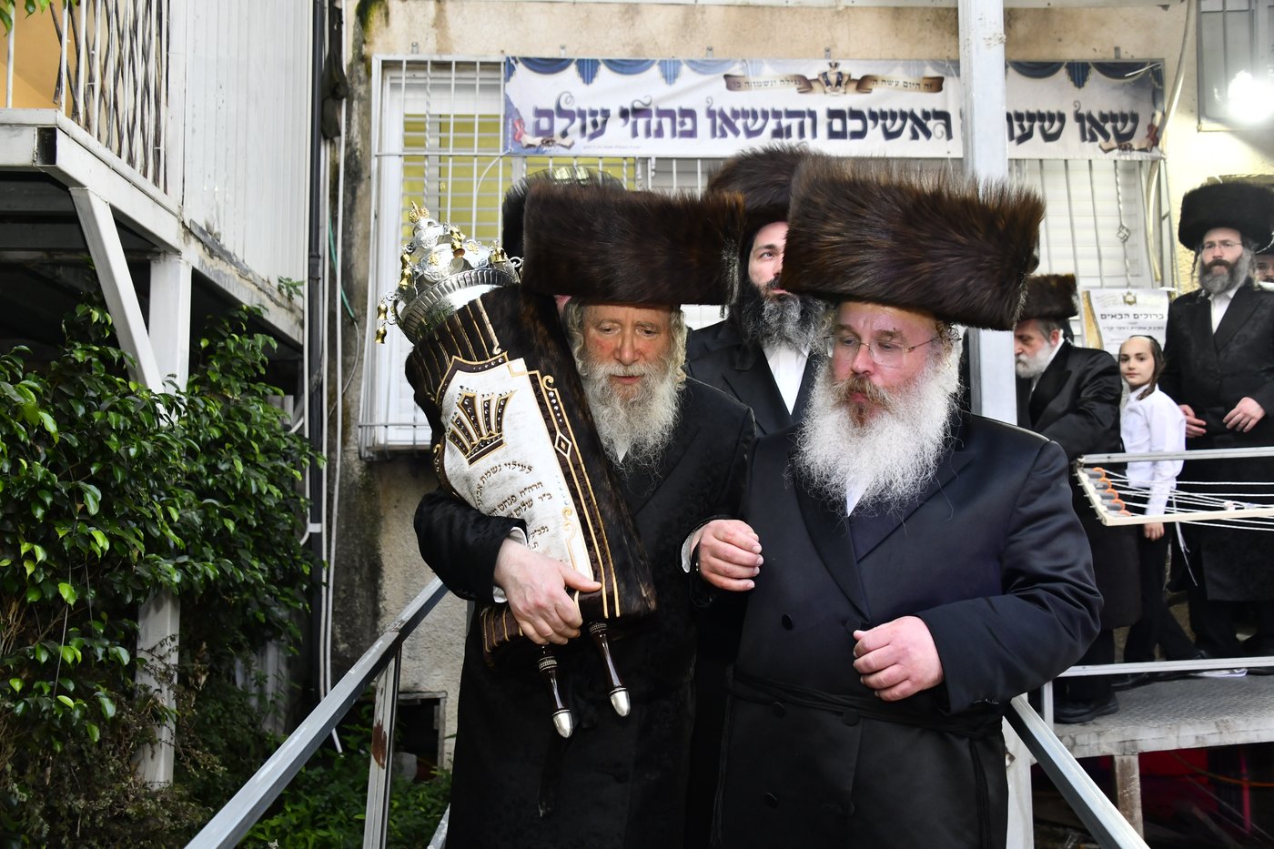 הכנסת ספר תורה לביהמ"ד ערלוי בב"ב