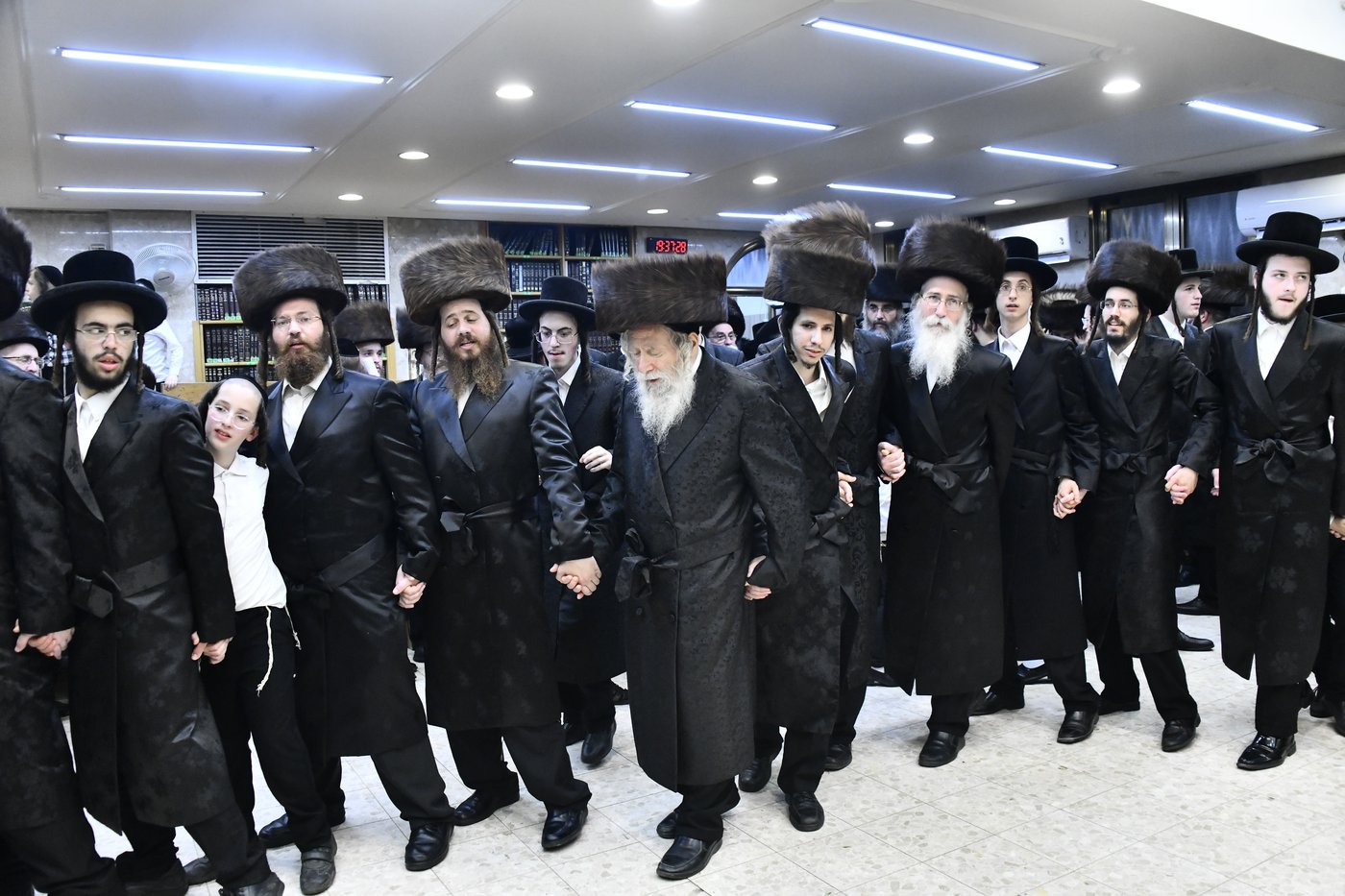 הכנסת ספר תורה לביהמ"ד ערלוי בב"ב