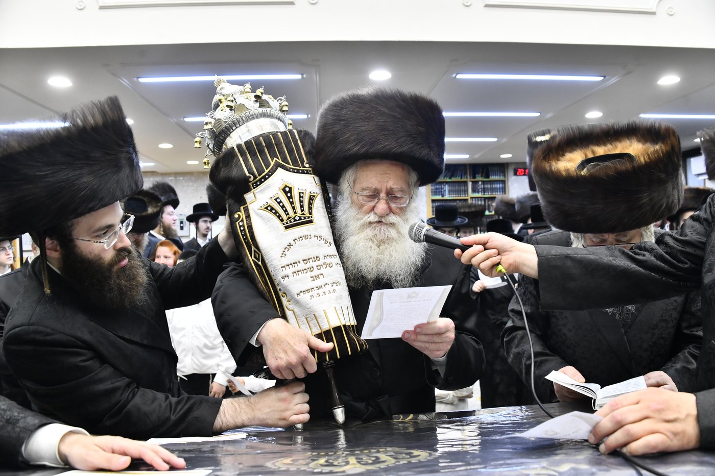 הכנסת ספר תורה לביהמ"ד ערלוי בב"ב