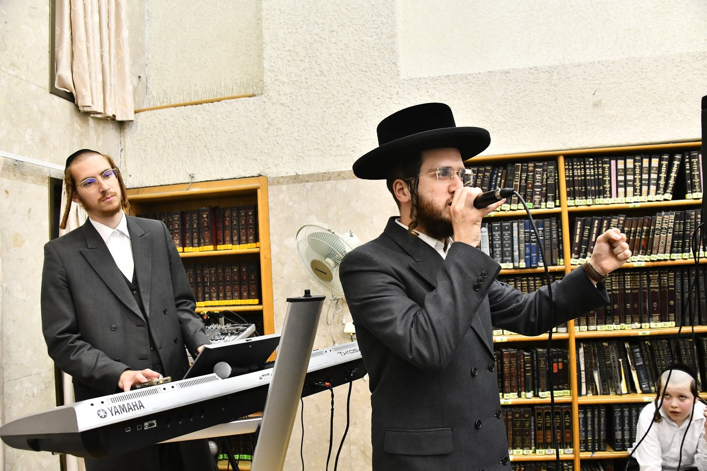 הכנסת ספר תורה לביהמ"ד ערלוי בב"ב