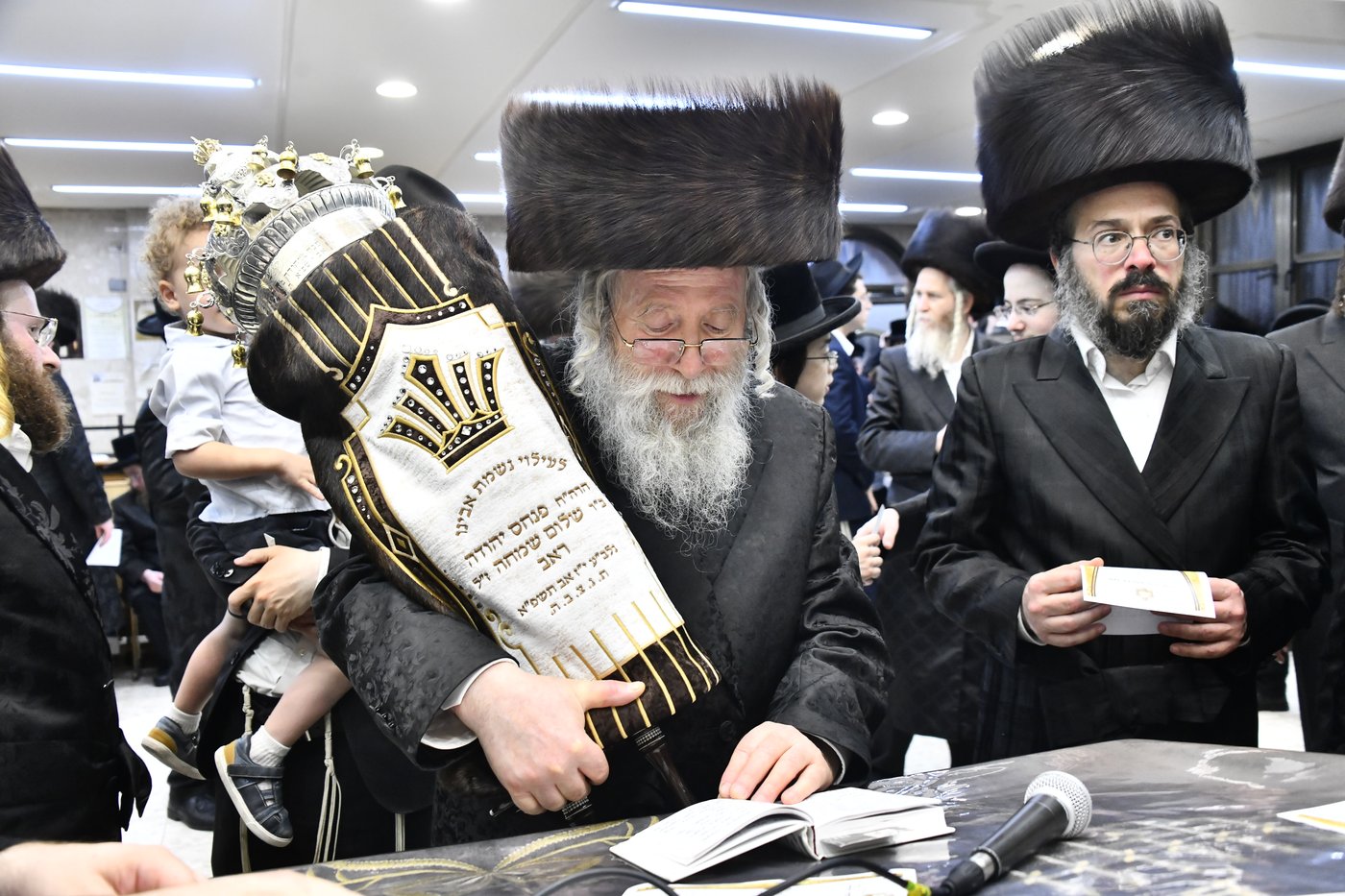 הכנסת ספר תורה לביהמ"ד ערלוי בב"ב