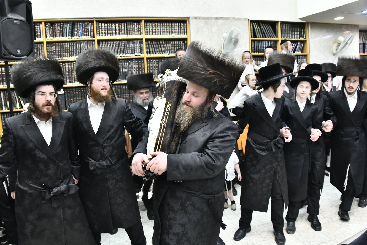הכנסת ספר תורה לביהמ"ד ערלוי בב"ב