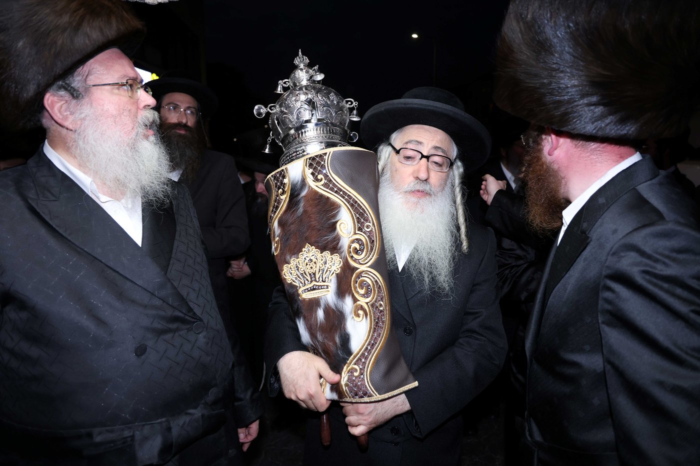 הכנסת ס"ת לביהמ"ד קהל חסידי ירושלים בבית שמש 