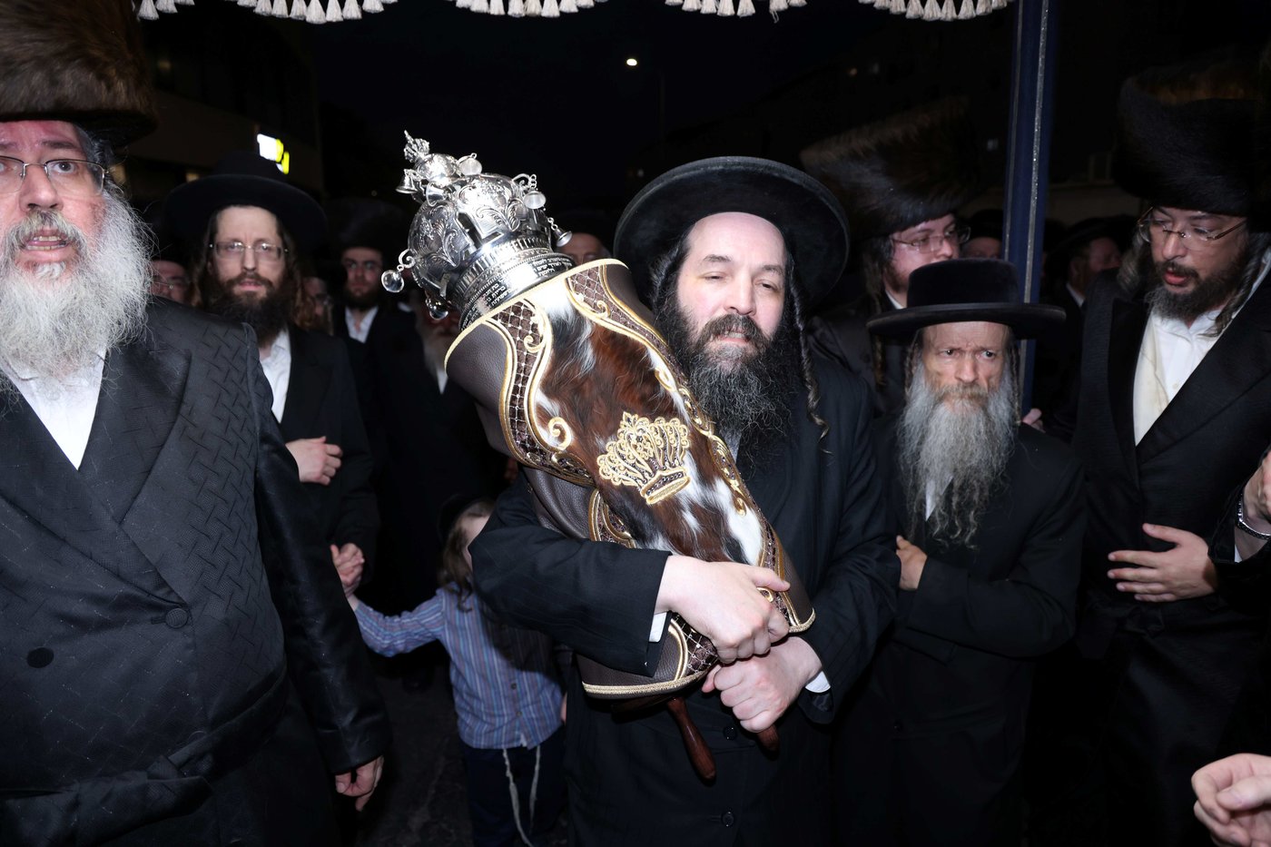 הכנסת ס"ת לביהמ"ד קהל חסידי ירושלים בבית שמש 