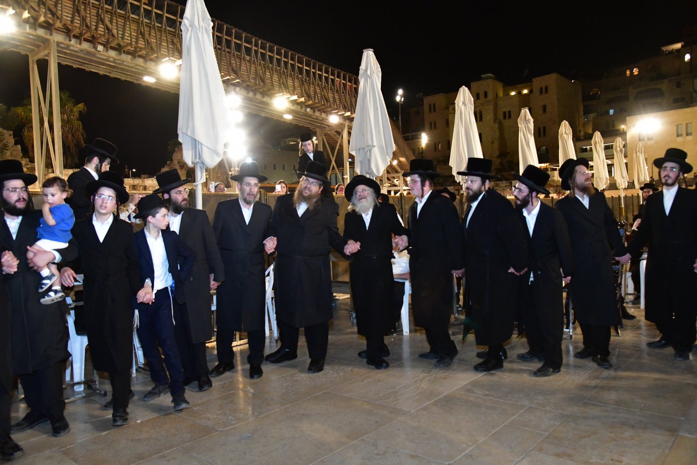 האדמו"ר מחוג חתם סופר בתפילה ע"י הכותל המערבי