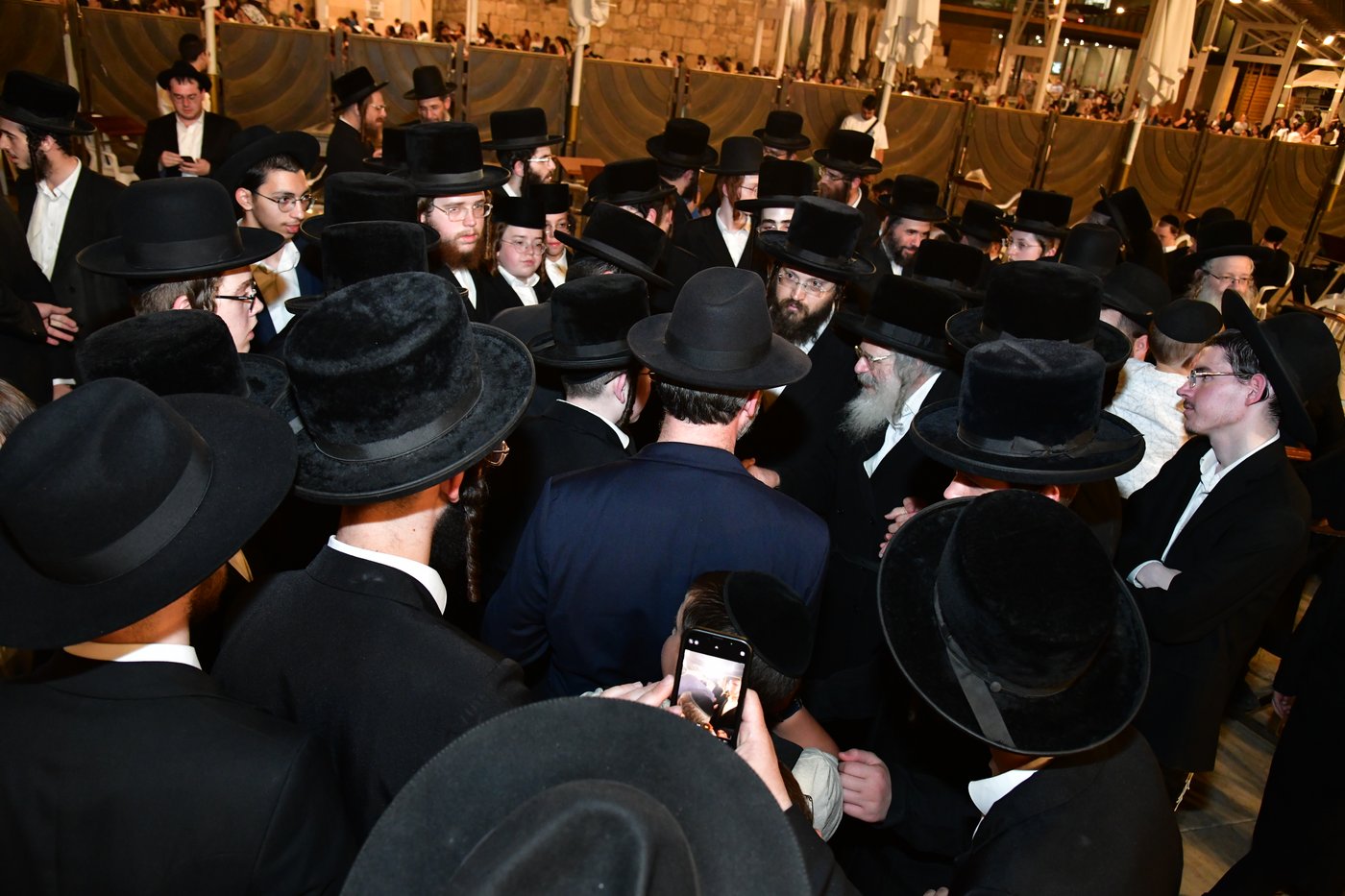 האדמו"ר מחוג חתם סופר בתפילה ע"י הכותל המערבי