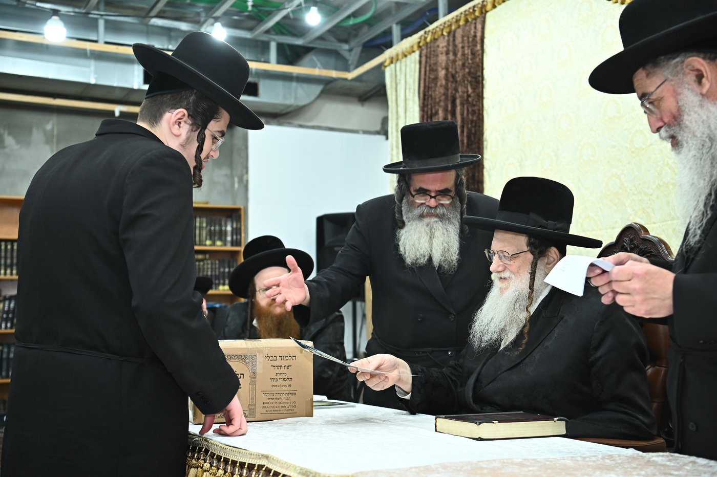 חלוקת פרסים בישיבת מודז'יץ