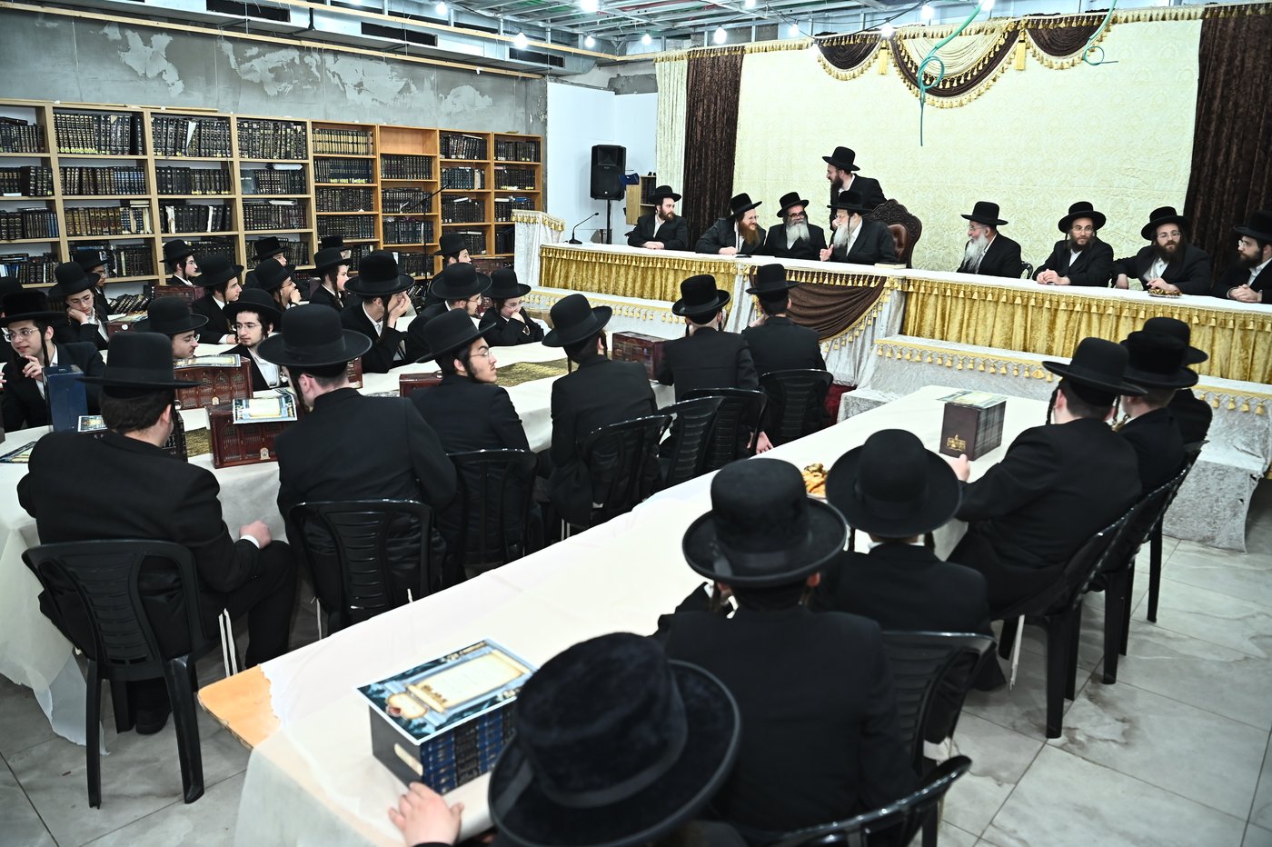 חלוקת פרסים בישיבת מודז'יץ