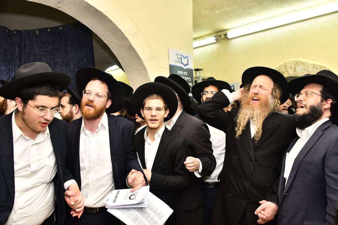 מעמד סגולת רינה של תורה למען אלפי הרווקים והרווקות בט"ו באב בעמוקה