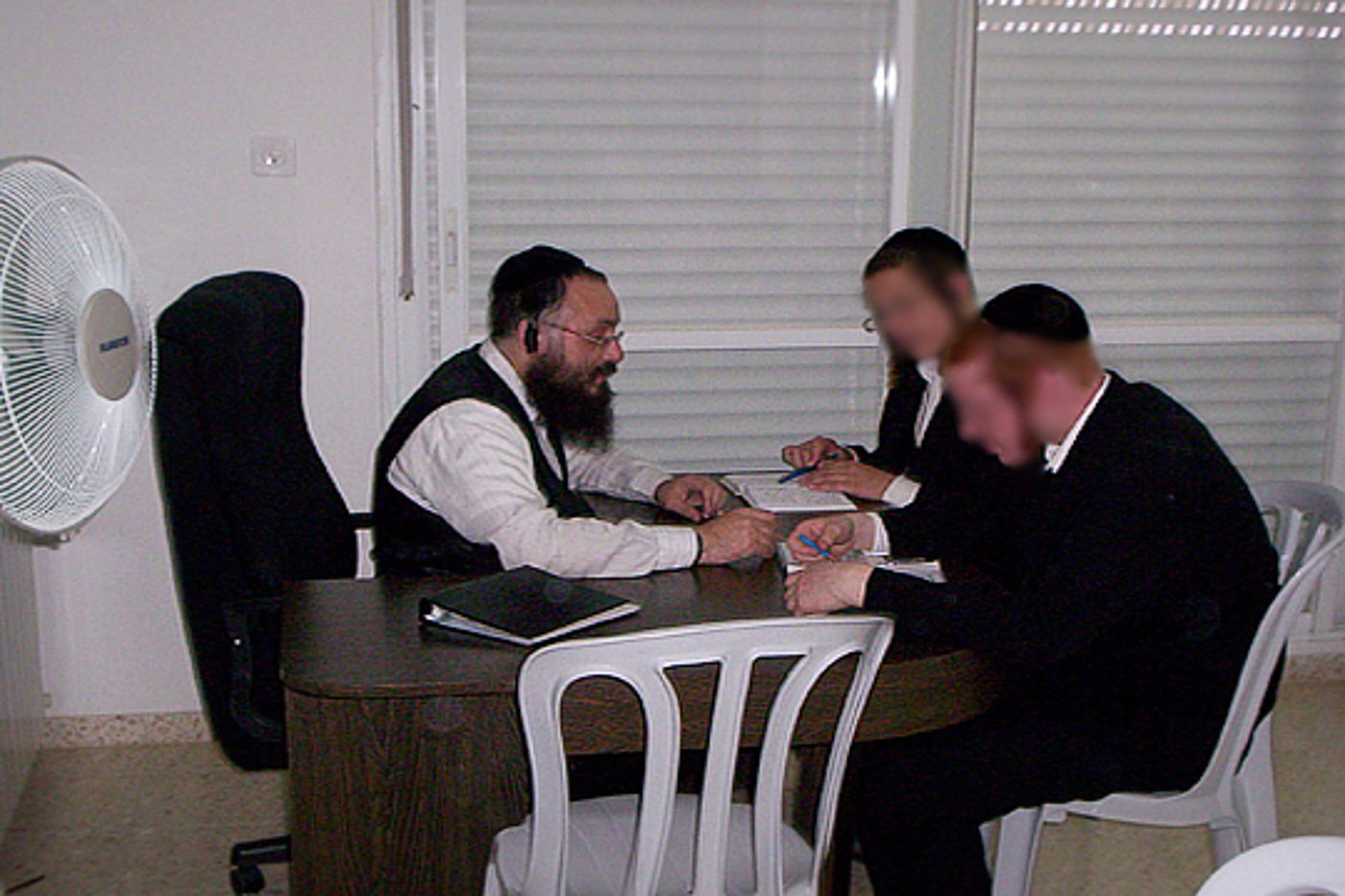 רבי אריה ברנשטיין ז"ל מלמד תלמידים