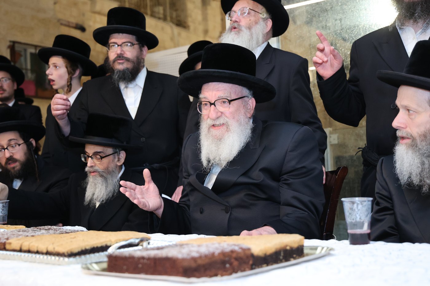 הרה"צ רבי אהרן מענדיל טווערסקי בתפילה בכותל המערבי