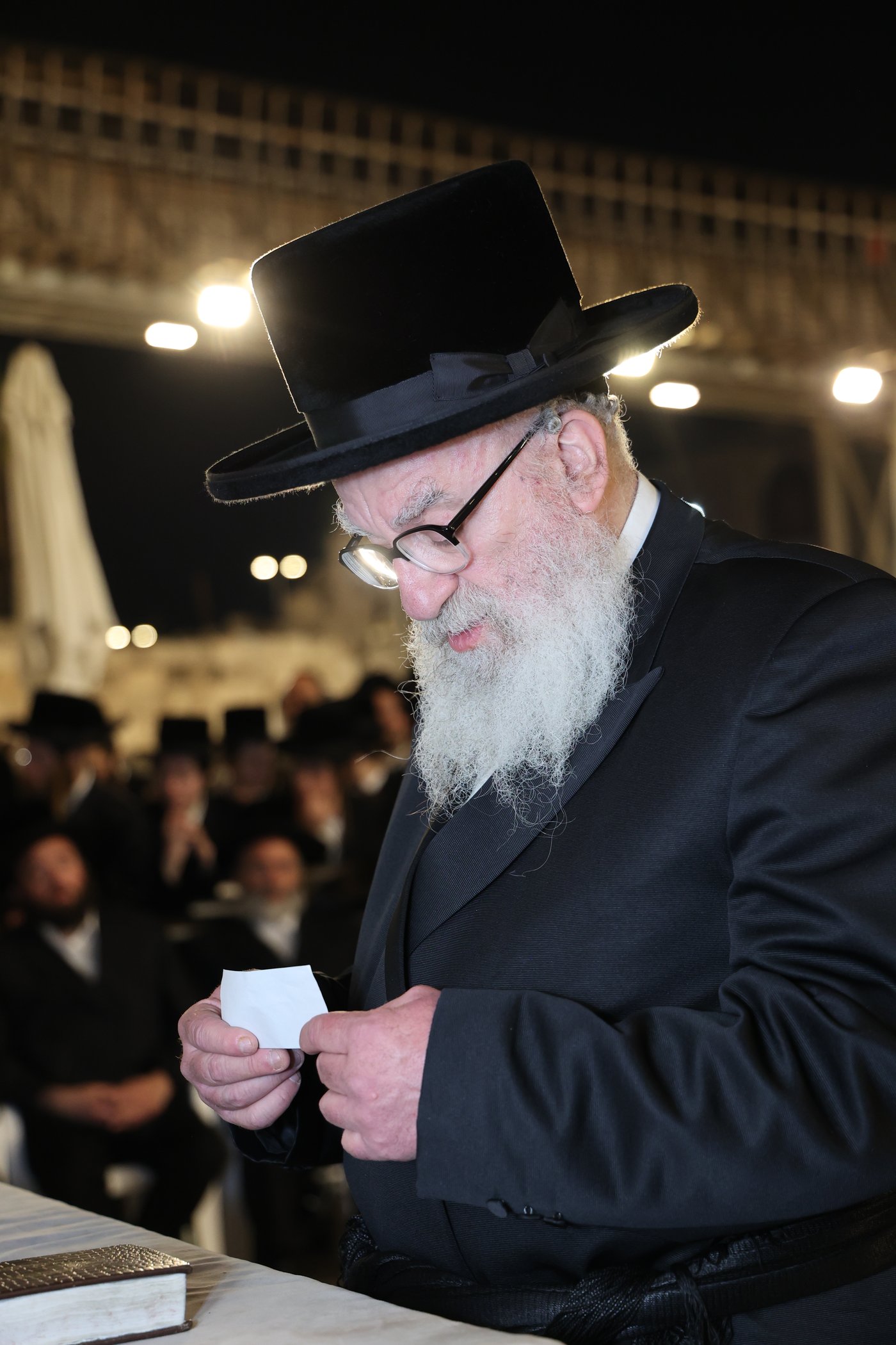 הרה"צ רבי אהרן מענדיל טווערסקי בתפילה בכותל המערבי