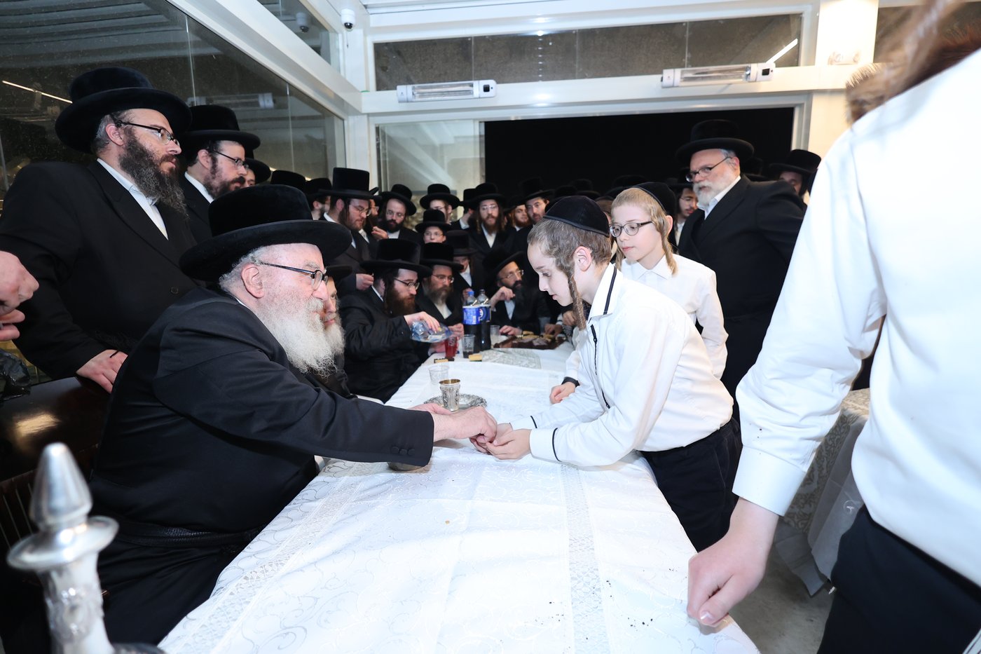 הרה"צ רבי אהרן מענדיל טווערסקי בתפילה בכותל המערבי