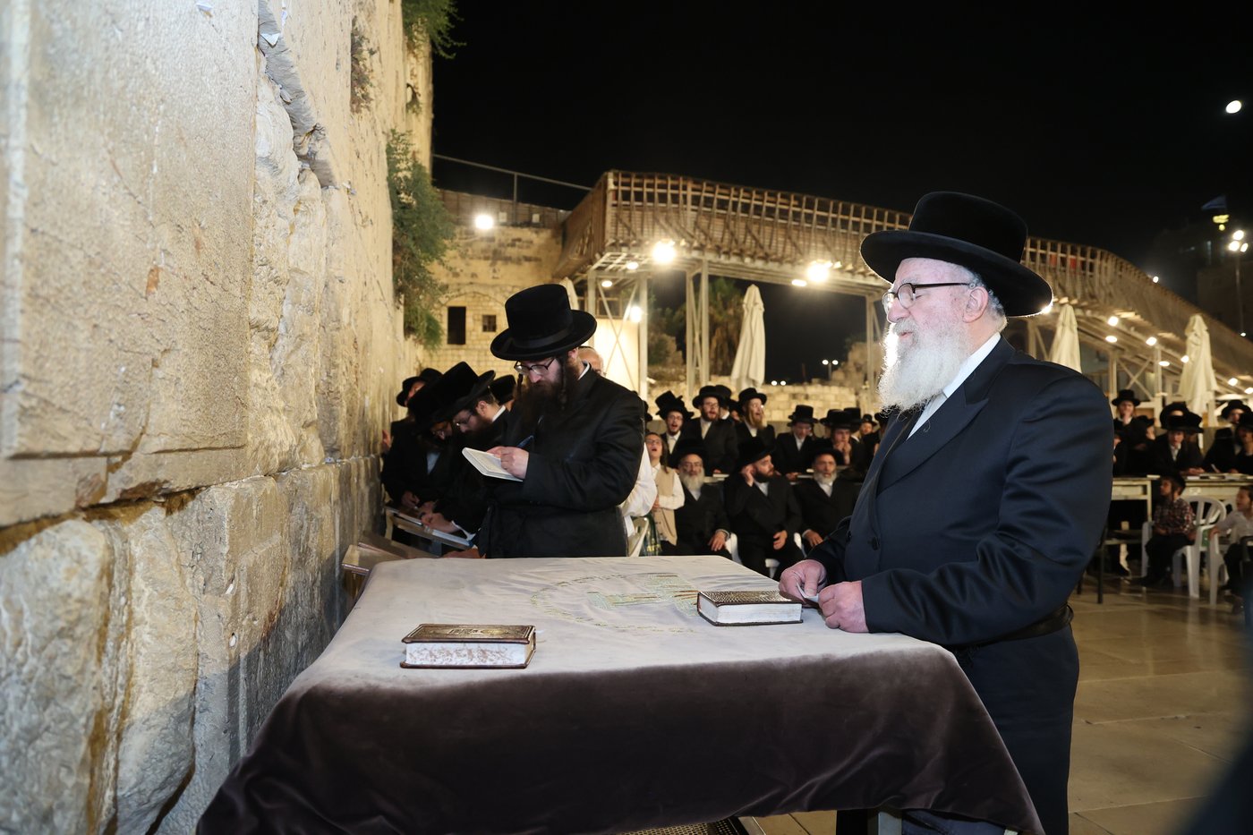הרה"צ רבי אהרן מענדיל טווערסקי בתפילה בכותל המערבי